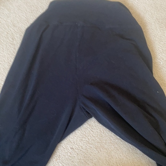 ๐ฐ 4/$25 Maternity capri leggings - Picture 3 of 3